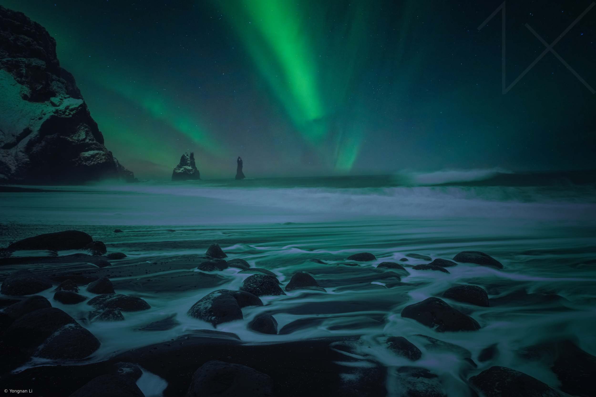 Aurora with Blacksand Beach by Yongnan Li （李永男）