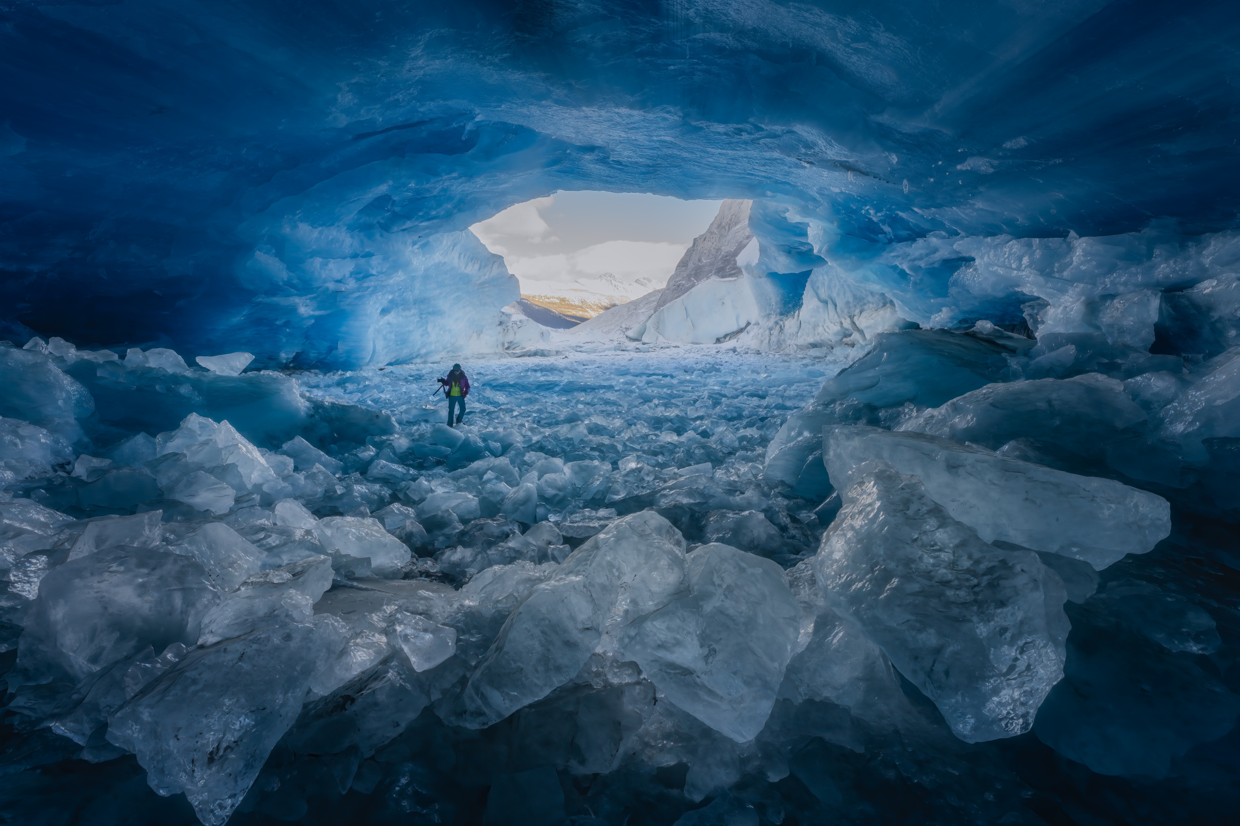 Blue Ice World by Yongnan Li （李永男）