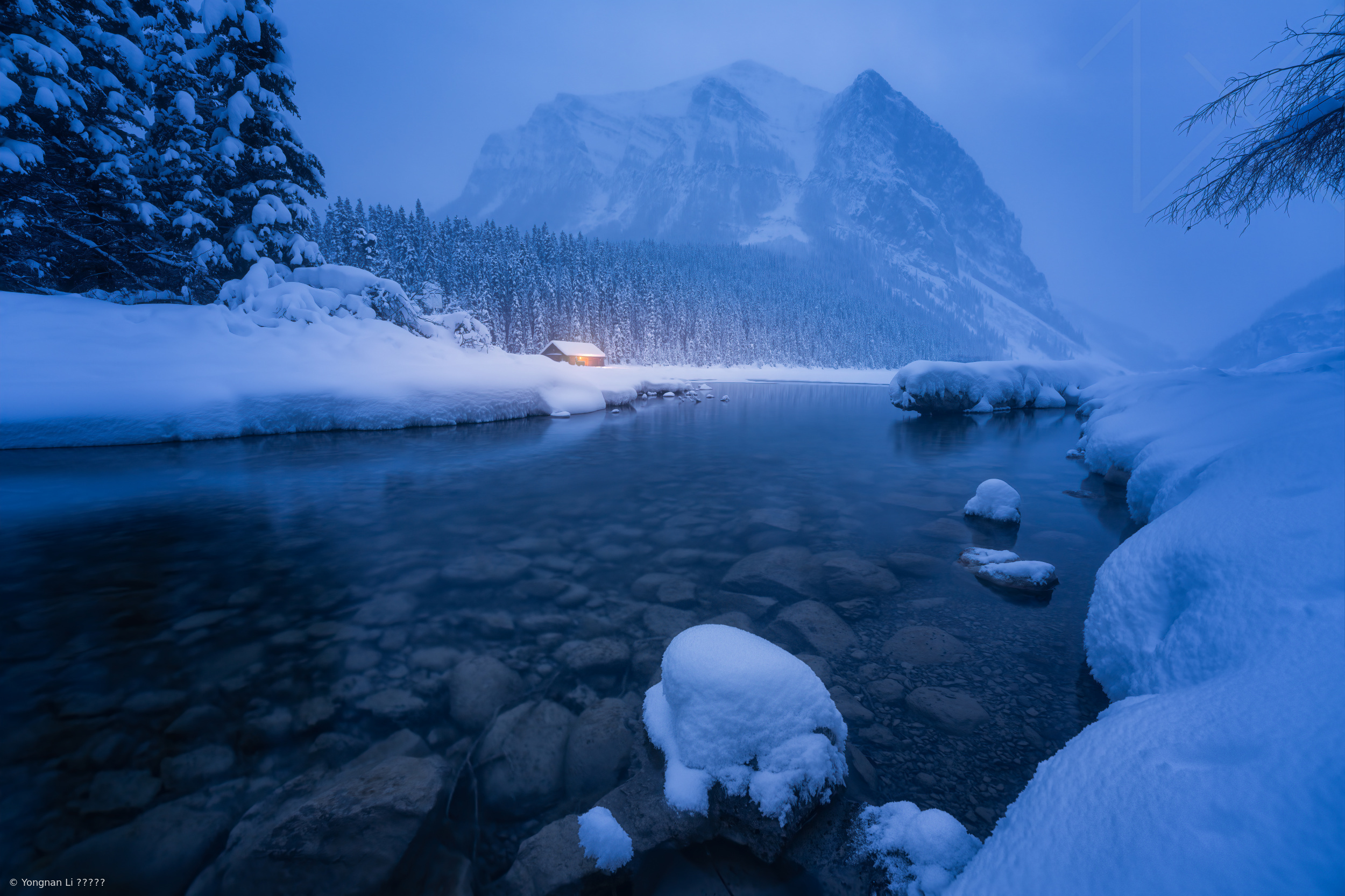 Blue Hour of Lake Louise by Yongnan Li （李永男）