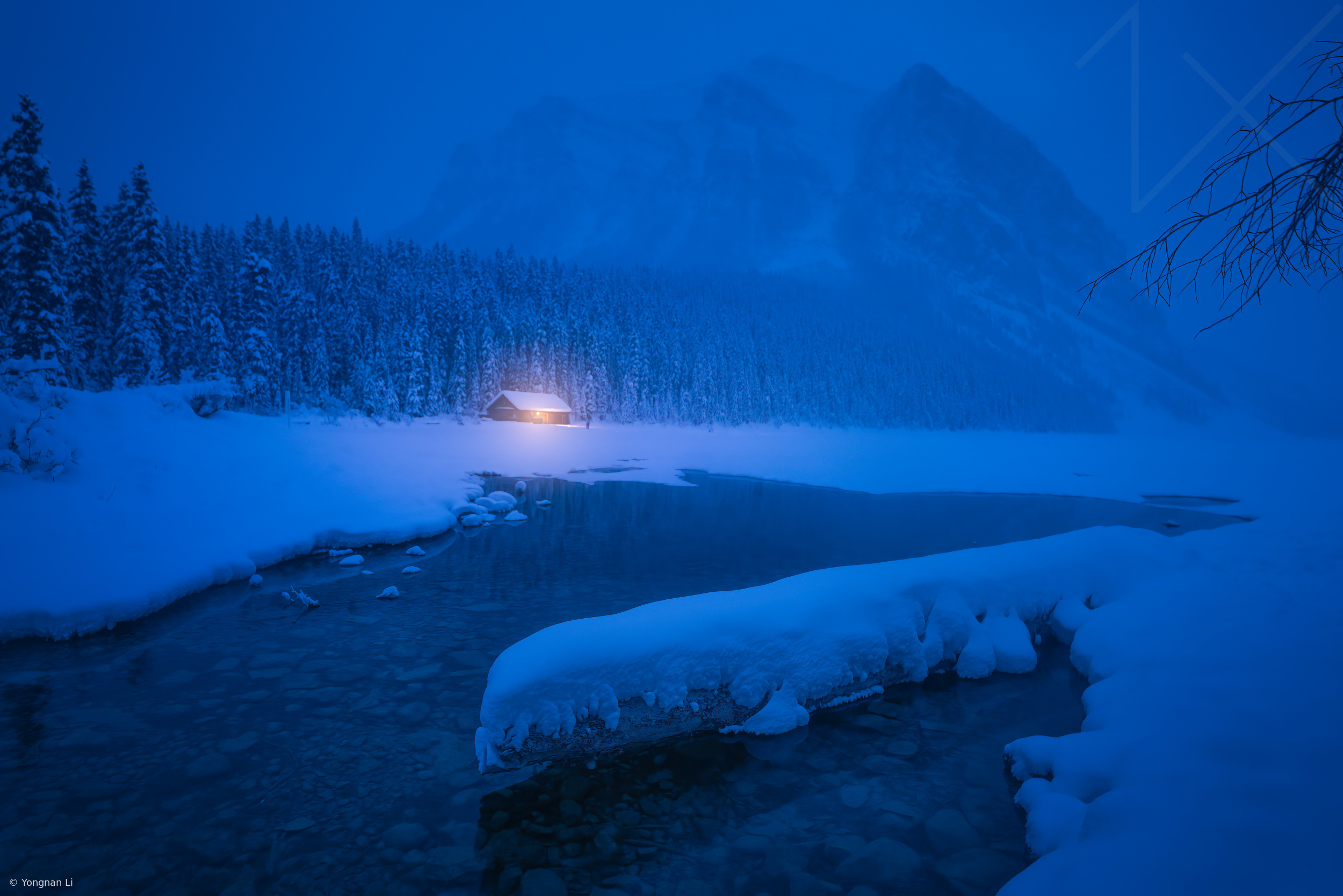 The Light of Lake Louise by Yongnan Li （李永男）