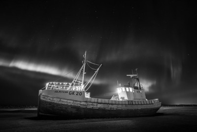 The Boat and Aurora by Yongnan Li （李永男）