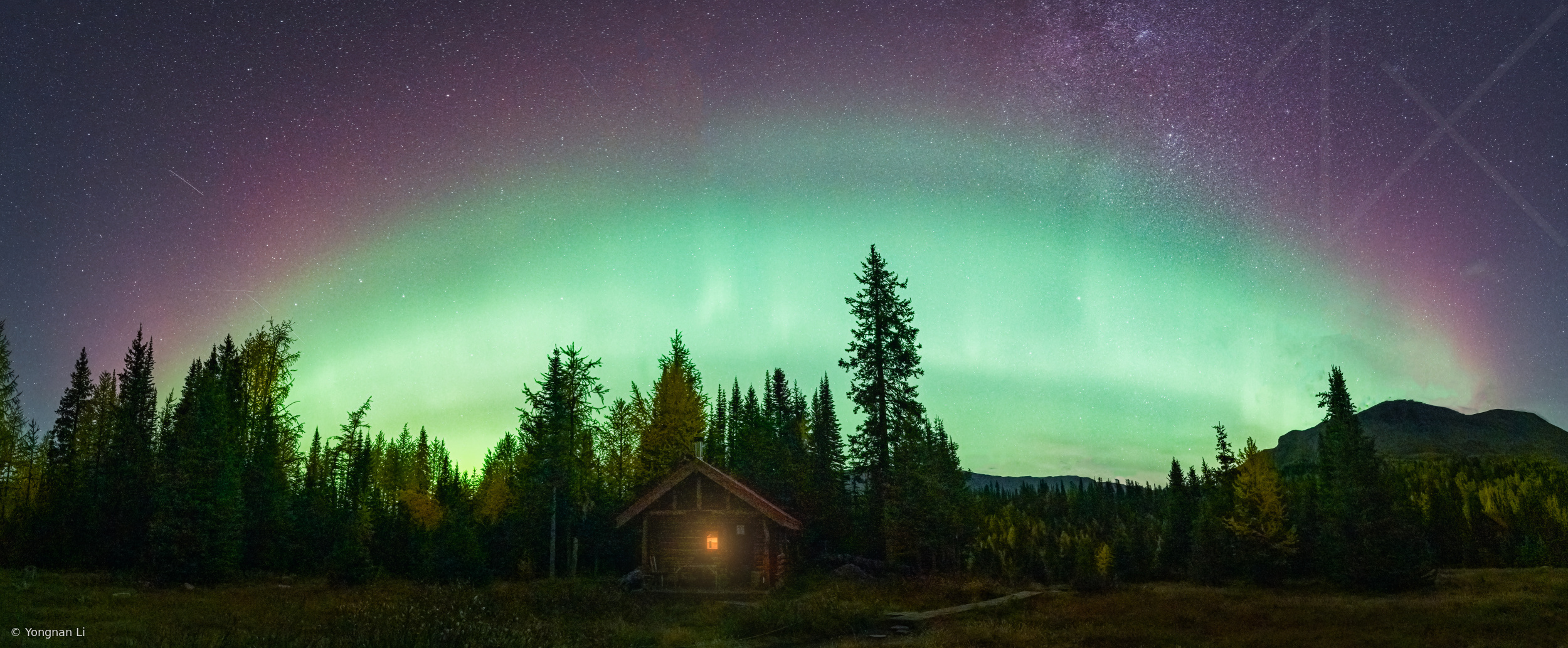 Cabin Aurora Pano by Yongnan Li （李永男）