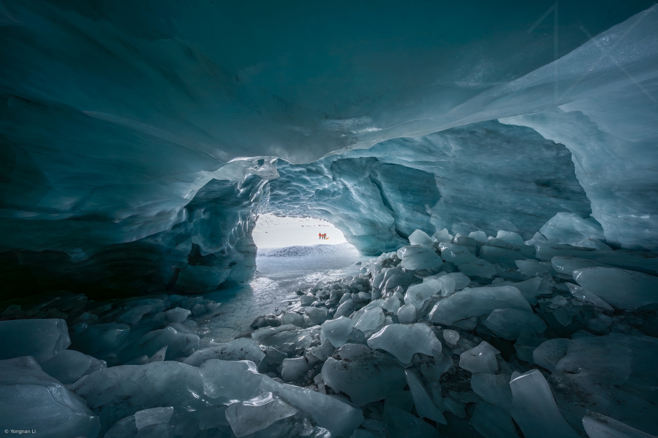 Expore the Ice Cave by Yongnan Li （李永男）