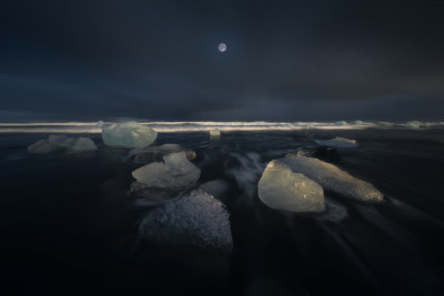 Ice Beach Night by Yongnan Li （李永男）