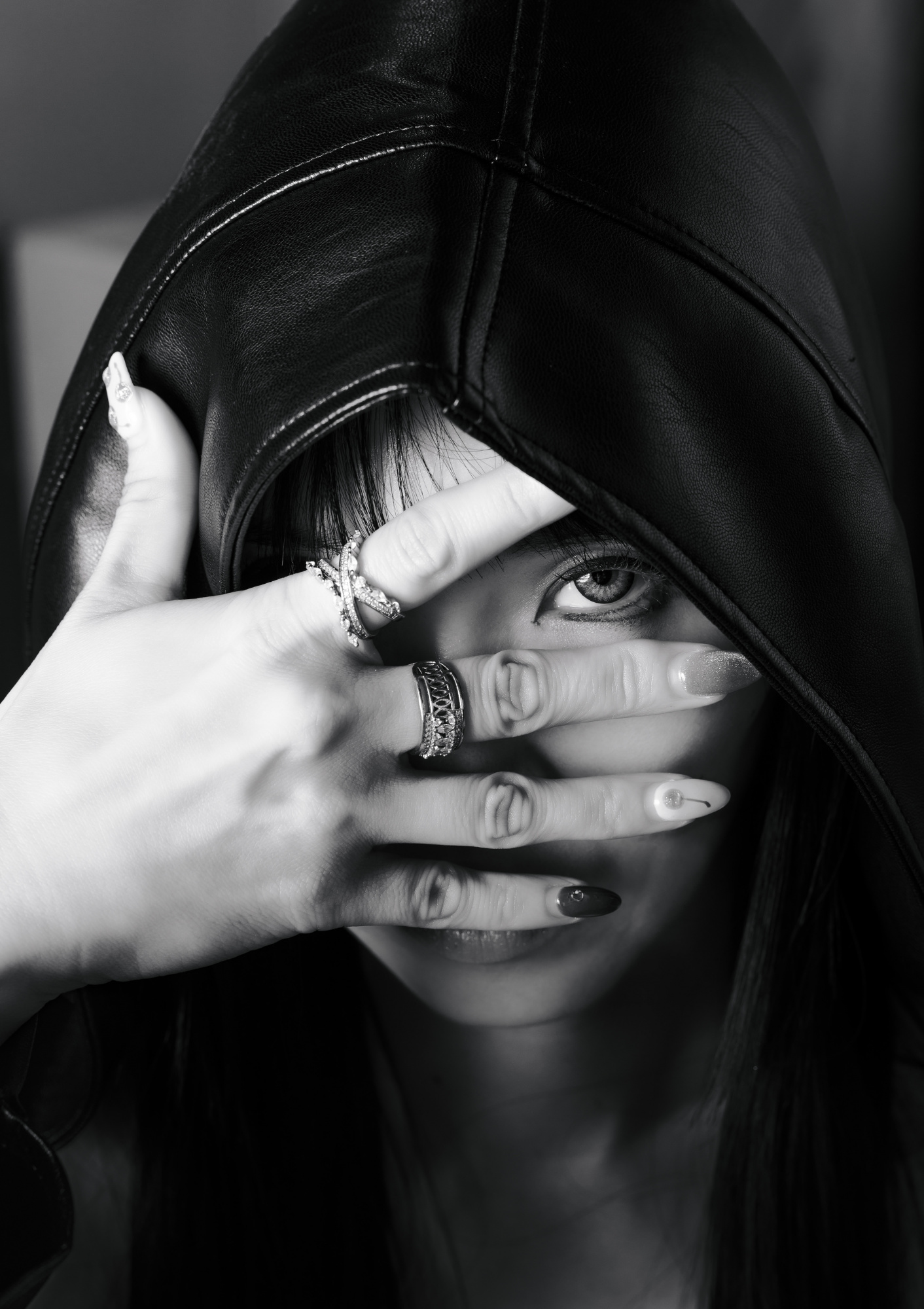 フードの奥の視線( The Gaze Beneath the Hood )