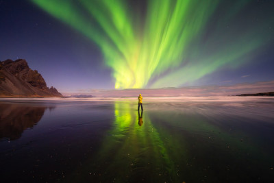 Aurora on Beach by Yongnan Li （李永男）