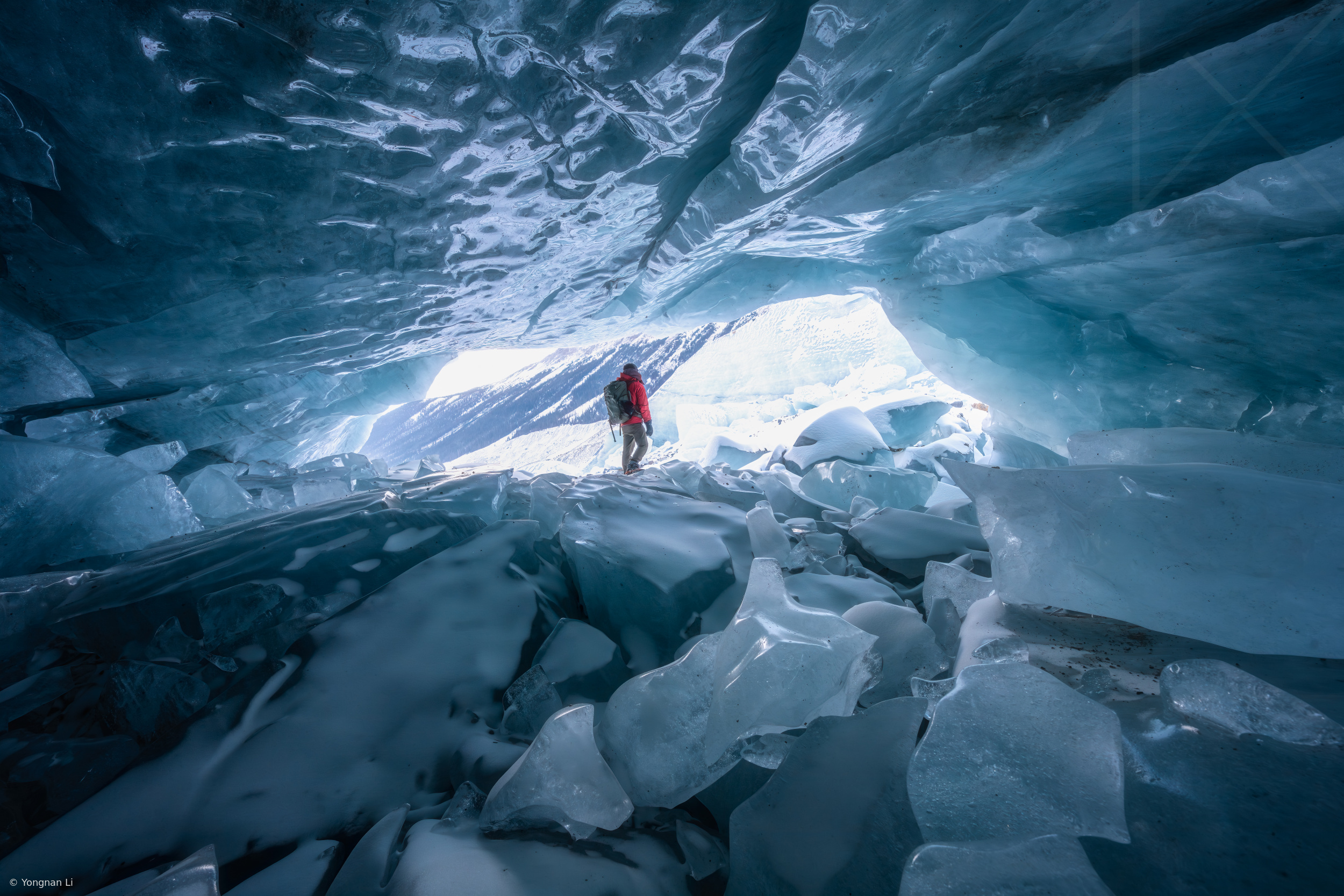 Explore the Ice Cave by Yongnan Li （李永男）