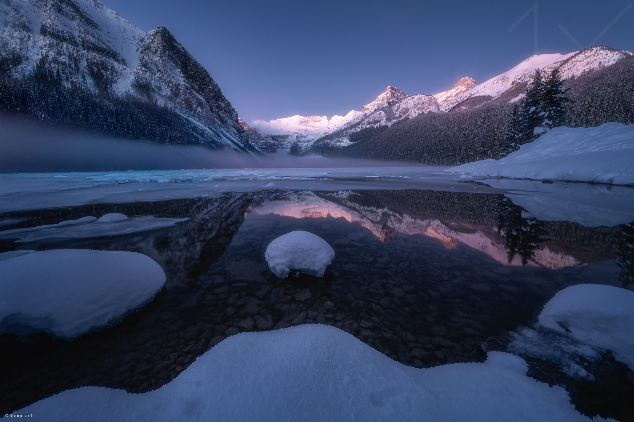 Twlight of Lake Louise by Yongnan Li （李永男）