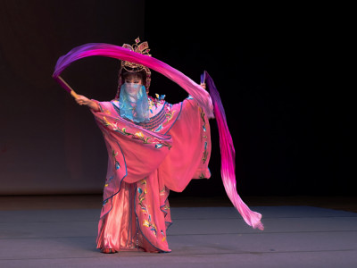 Chinese dance by Bobby Tan HY