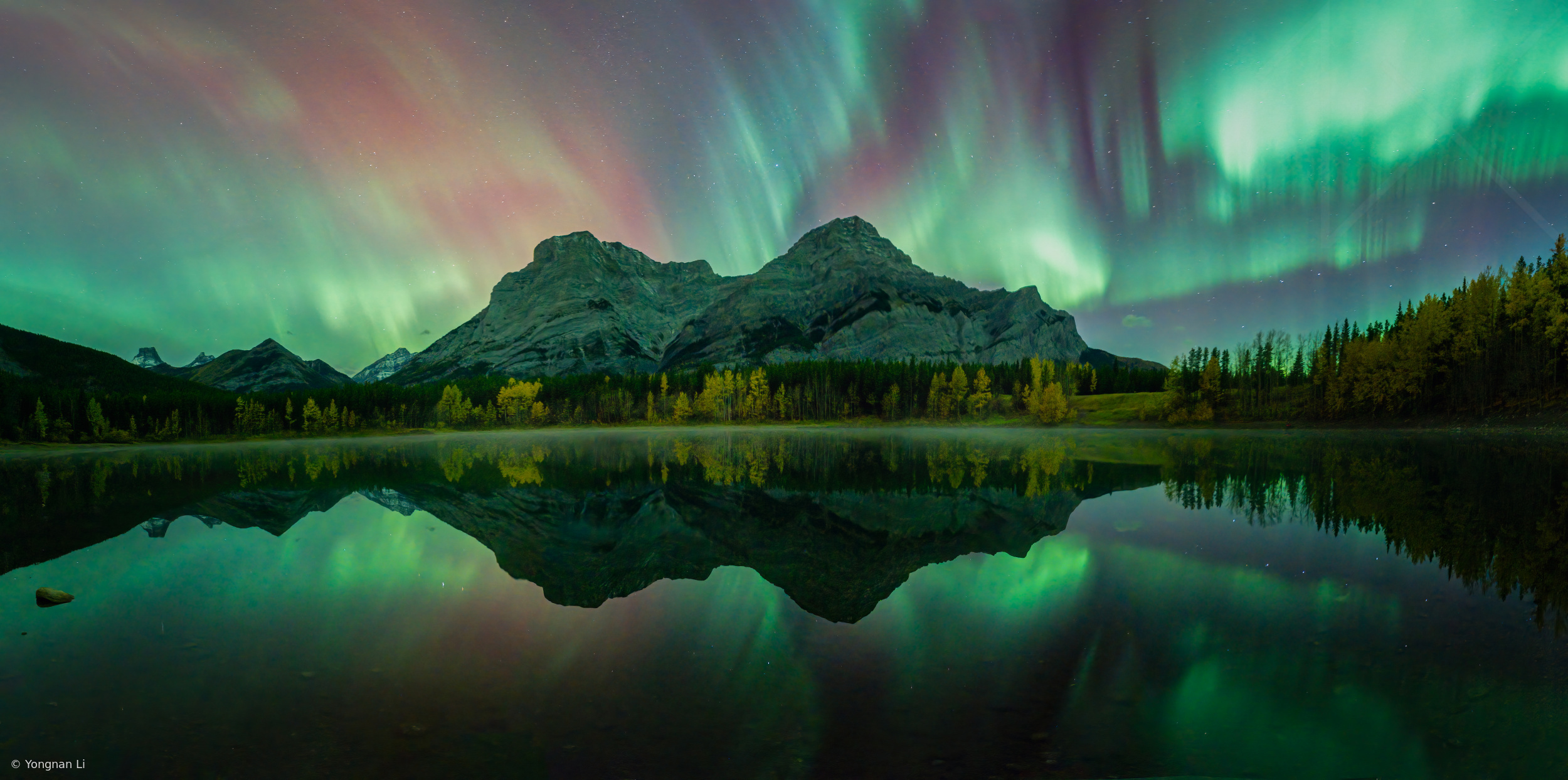 Wedge Pond with Aurora by Yongnan Li （李永男）