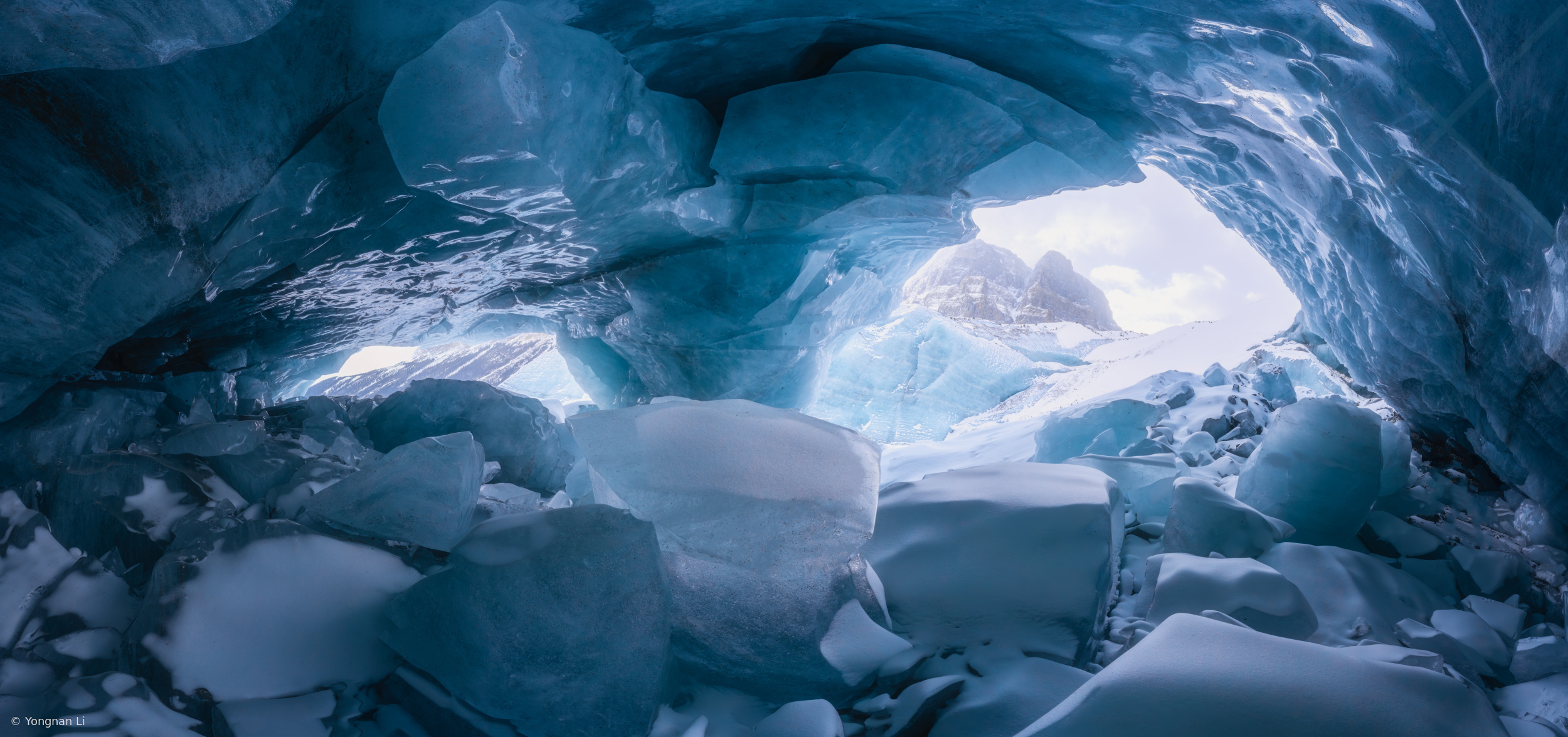 Eyes of Glacier by Yongnan Li （李永男）